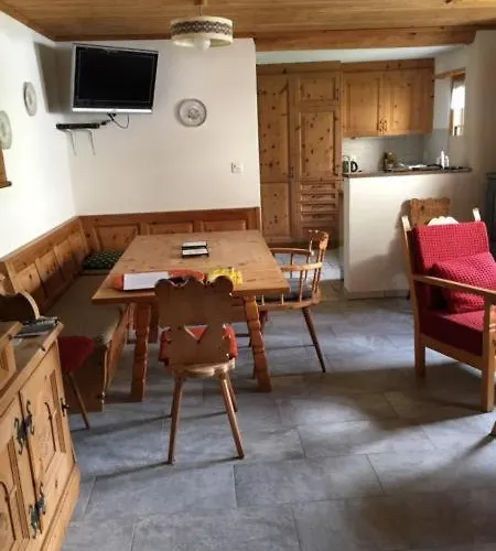 In Schoenem Engadinerhaus * Scuol