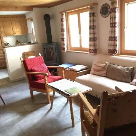 In Schoenem Engadinerhaus شقة سكول